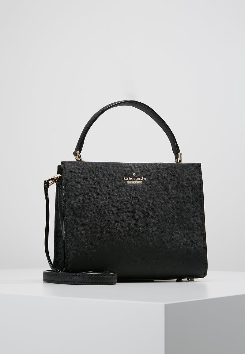 Borsa a tracolla in pelle nera con finitura strutturata, dettagli in oro e tracolla removibile. Presenta una forma strutturata e un manico superiore.