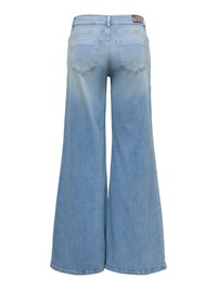 Jean en denim bleu clair à jambes larges vu de dos avec deux poches et un patch en cuir marron sur la ceinture.