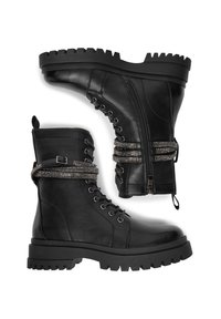 Czarne skórzane buty wojskowe z grubymi podeszwami gruntowymi, bocznymi zamkami, sznurówkami z przodu oraz dekoracyjnymi, błyszczącymi paskami z klamrami wokół kostek.