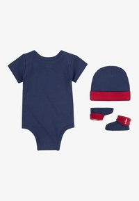 Body a maniche corte blu navy, cappellino con bordo rosso e scarpine abbinate. Materiale in cotone morbido, design semplice e forma aderente.
