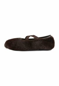 Ballerine in pelliccia sintetica marrone con punta arrotondata, dotate di una cintura elastica marrone per una buona tenuta e di una elegante fodera nera.