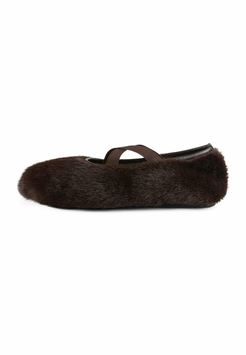 Ballerine in pelliccia sintetica marrone con punta arrotondata, dotate di una cintura elastica marrone per una buona tenuta e di una elegante fodera nera.