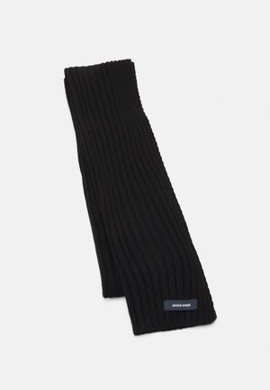 Czarny prążkowany dziany szalik z metką Jack & Jones, złożony na białym tle.