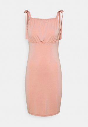 Beżowa sukienka bez rękawów do kolan z marszczonym dekoltem i regulowanymi paskami na gładkim białym tle.