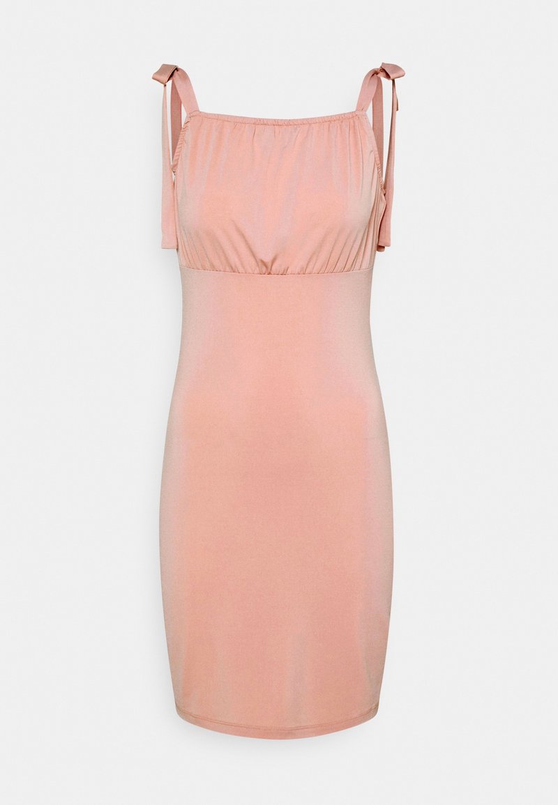 Robe pêche sans manches, arrivant au genou, avec un bustier froncé et des bretelles réglables, sur fond blanc uni.