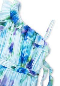 Vestido de color azul claro con tirantes rizados, que presenta un patrón en acuarela en azul, verde y púrpura. Tela plisada y cintura ajustada.