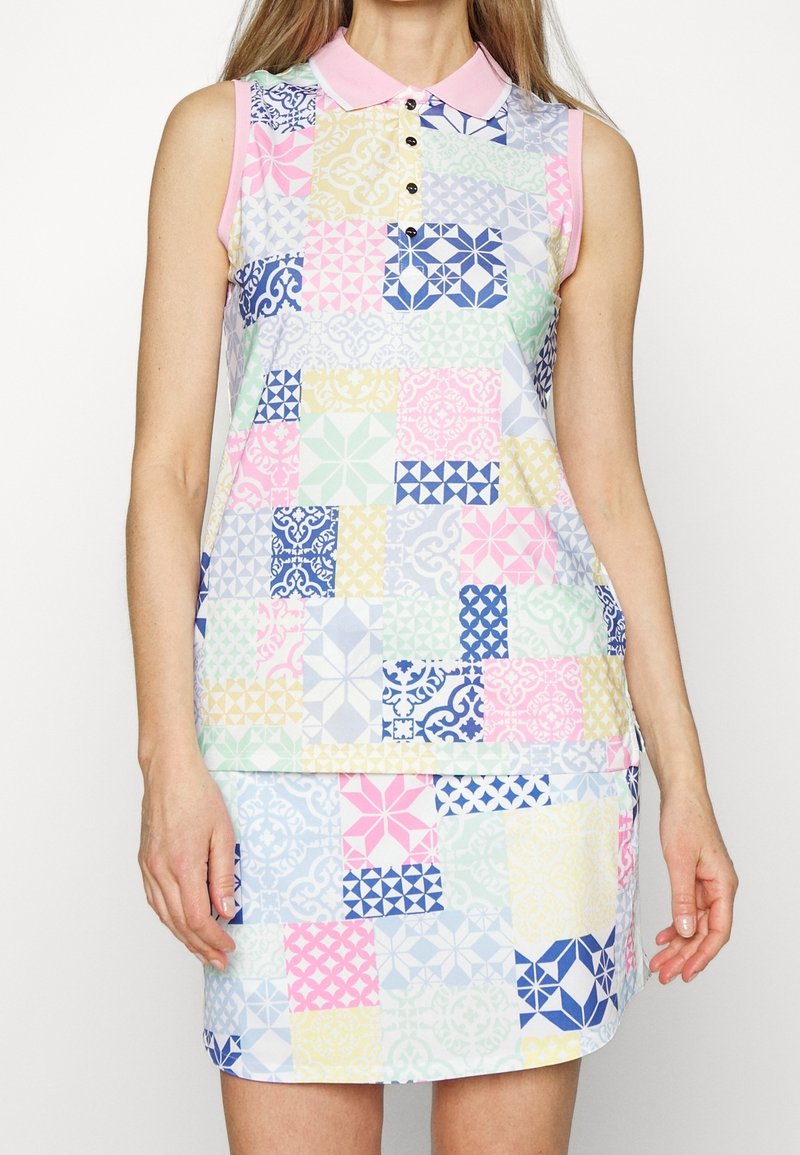 Ärmlös klänning med en rosa krage, med ett lapptäcke-design i pastellfärger som inkluderar blå, gula och rosa geometriska mönster.