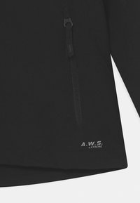Svart jacka med en slät yta, med en ficka med dragkedja och "A.W.S. EXTREME"-logotyp i vitt på den nedre kanten.