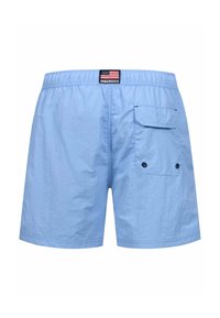 Hellblaue Herren-Badeshorts mit elastischem Bund, einer Gesäßtasche mit Klappe und Knöpfen sowie einem kleinen US-Flaggenetikett oberhalb des Bundes.