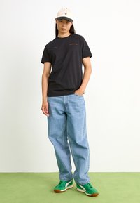 Puma AMG GRAPHIC TEE - Apdrukāts T-krekls - black
