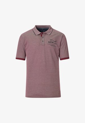 Bordowa koszulka polo z rozpinanym kołnierzykiem na dwa guziki, kontrastującym kołnierzem i rękawami. Posiada nadrukowany tekst i wzór z koordynatami. Materiał mieszanka bawełny.