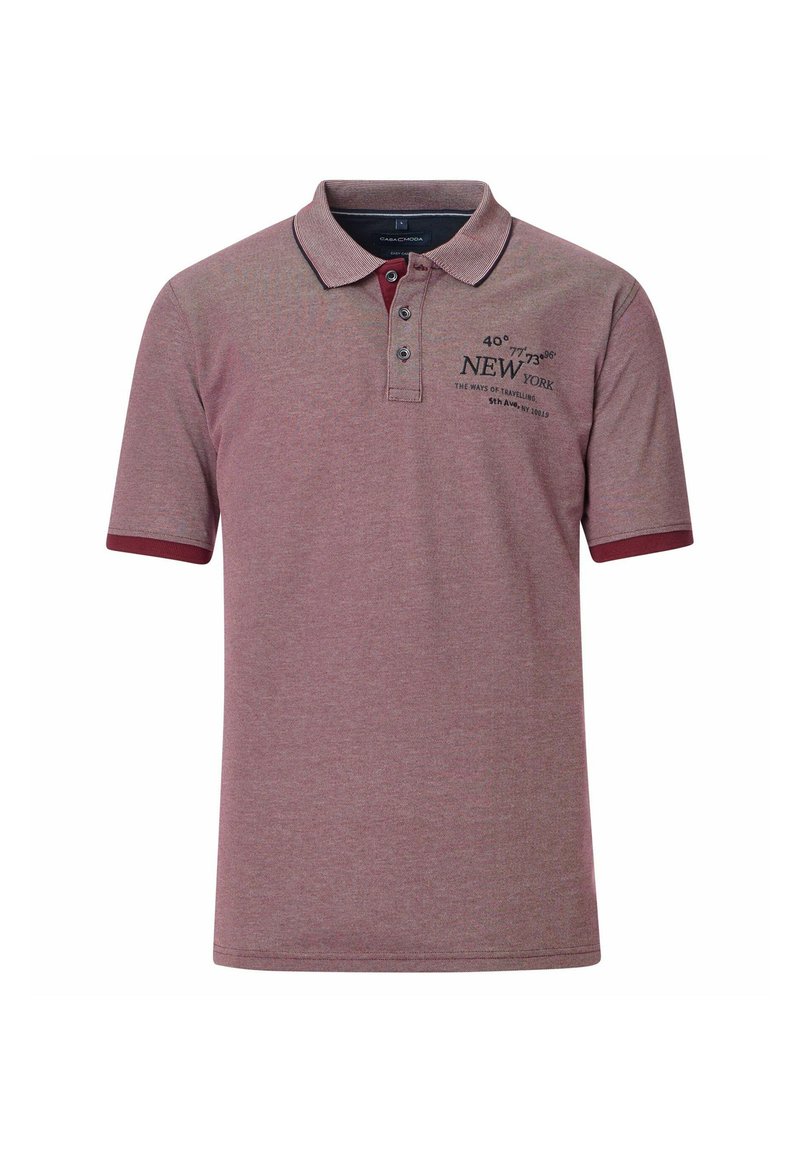 Bordowa koszulka polo z rozpinanym kołnierzykiem na dwa guziki, kontrastującym kołnierzem i rękawami. Posiada nadrukowany tekst i wzór z koordynatami. Materiał mieszanka bawełny.