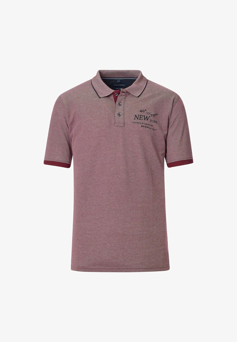 Bordowa koszulka polo z rozpinanym kołnierzykiem na dwa guziki, kontrastującym kołnierzem i rękawami. Posiada nadrukowany tekst i wzór z koordynatami. Materiał mieszanka bawełny.