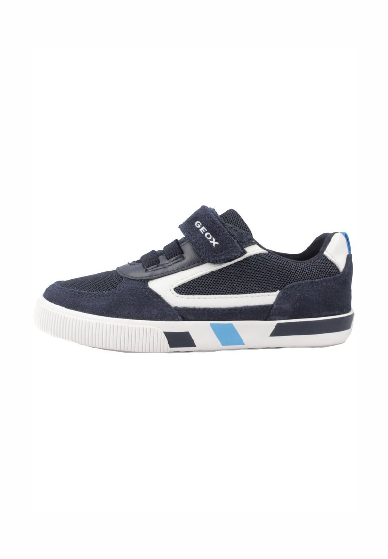 Sneaker blu e bianco con cinturino in velcro, materiali in suede e mesh, punta arrotondata e suola in gomma con accenti diagonali.