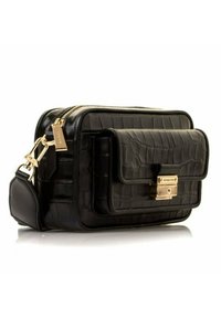 Borsa a tracolla in pelle nera con effetto coccodrillo, con accessori in oro. Presenta una patta frontale e una chiusura con zip. Superficie liscia e strutturata.