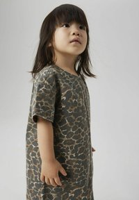 Robe à manches courtes imprimée léopard dans des tons marron et beige, fabriquée en tissu doux, avec un col rond et une coupe décontractée.