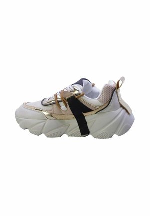 Sneaker chunky con una palette di colori bianco e beige, caratterizzato da dettagli dorati, tomaia in rete, cinturino nero e suola texturizzata.