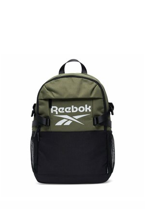 Grüner und schwarzer Reebok-Rucksack mit großem weißem Logo, Netzseitentaschen, Frontreißverschlusstasche und Tragegriff oben.