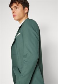 Isaac Dewhirst THE FASHION SUIT SET - Κοστούμι - dark sage