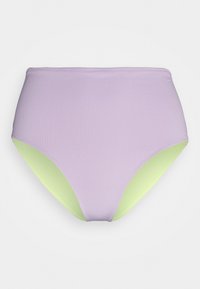 Fundo de bikini de cintura alta em lavanda canelada com painéis laterais contrastantes em verde neon, apresentando uma textura suave e um design ajustado.