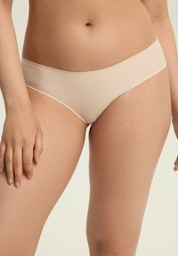 Beige Baumwoll-Hipster-Unterwäsche mit einem glatten, matten Finish, niedrigem Bund und nahtlosem Design, das einen bequemen Sitz bietet.