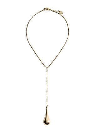 Colier auriu cu lanț și pandantiv în formă de lacrimă atârnat de acesta. Design simplu, cu o suprafață lustruită și netedă.