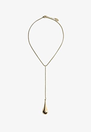 Collana tono oro con catena e ciondolo a forma di goccia che pende da essa. Design semplice con superficie lucida e liscia.