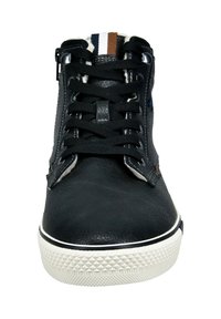 Schwarze High-Top-Sneaker mit schwarzen Schnürsenkeln, weißer Sohle, seitlichem Reißverschluss und gestreifter Zunge aus braunem, weißem und marineblauem Stoff.