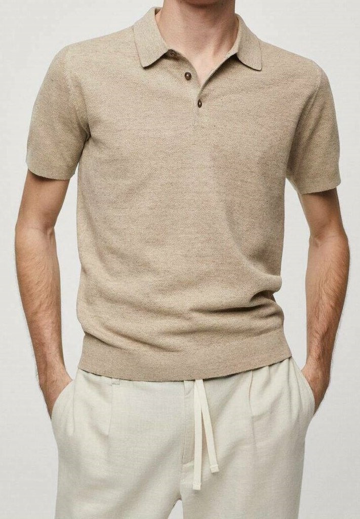 Polo shirt beige à manches courtes avec un tricot texturé, doté d'un col et d'une patte de boutonnage à trois boutons, associé à un pantalon clair.