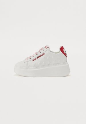 Baskets plateformes blanches avec des textures en forme de cœur, des lacets roses et des accents de talon rouges. Présente le logo "KARL LAGERFELD" sur le côté.