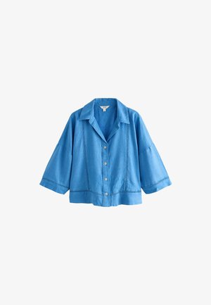 Camisa de lino azul con cuello, frente abotonado y manga corta. Presenta costuras decorativas a lo largo de las costuras y el dobladillo.
