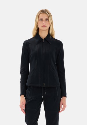 Giacca nera con zip e colletto, realizzata in materiale lucido. Presenta un design aderente, tasche laterali e dettagli di cucitura a contrasto.