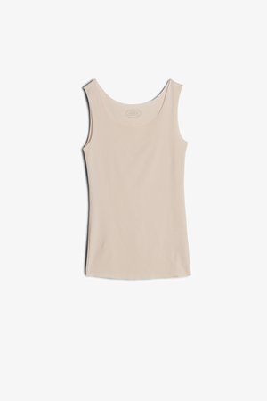 Beige mouwloze tanktop met een ronde hals, gemaakt van gladde stof, plat gelegd op een witte achtergrond.