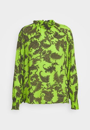 Grüne Bluse mit langen Ärmeln, die einen gerafften Ausschnitt und ein kompliziertes dunkelbraunes Paisleymuster aufweist. Hergestellt aus leichtem, glattem Stoff.