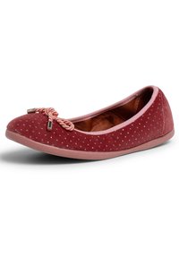 Ballerine in velluto rosso scuro con piccoli pois, caratterizzate da un accento in corda intrecciata, punta tonda e suola flessibile a profilo basso.