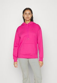Felpa fucsia in misto cotone, con cappuccio regolabile, tasca frontale e polsini a costine. Logo Levi's sul petto.