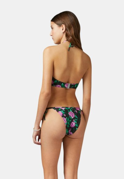 Costume da bagno floreale con base nera, caratterizzato da rose rosa e foglie verdi. Design con collo all'americana; il fondo ha lacci regolabili ai lati.