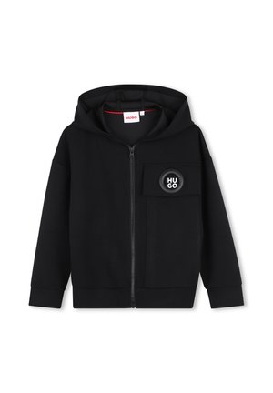 Zwarte hoodie met rits en voorzak op de linkerborst met een ronde logopatch met het woord "HUGO."