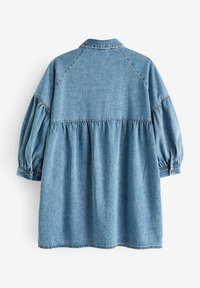 Denimkjole i lyseblå med lange puffærmer, sammensnøring i taljen og krave-udskæring. Glat tekstur med kontrasterende syninger.
