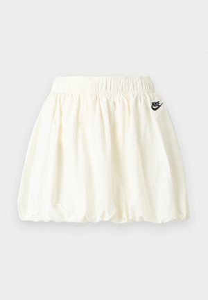 Gonna bianca Nike con cinturino elastico in vita e orlo leggermente arricciato, con piccolo logo Nike nero sul lato destro.