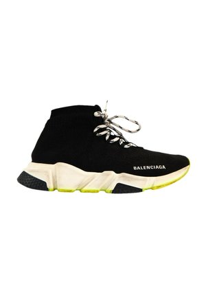 Czarne wysokie sneakersy z białymi i czarnymi sznurowadłami, grubą białą podeszwą z żółtymi i czarnymi akcentami oraz logo Balenciaga z boku.