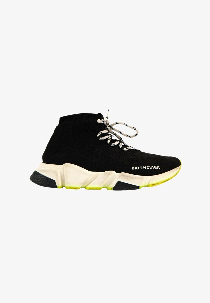 Baskets montantes noires avec lacets blancs et noirs, semelle épaisse blanche avec accents jaunes et noirs, et logo Balenciaga sur le côté.