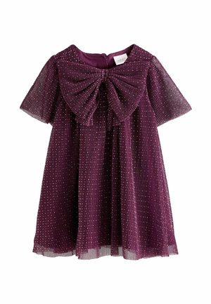 Lila Kleid mit kurzen Ärmeln, gepunktetem transparentem Überzug und großer passender Schleife am Halsausschnitt, entworfen für ein Kind.