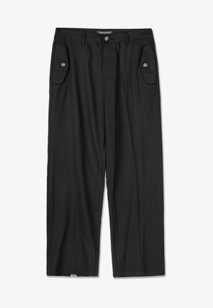 Fekete nadrág sima anyagból, két oldalzsebbel, melyek gombos záródással rendelkeznek, fitted derékkal és laza egyenes szabással.