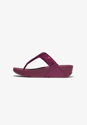 Paarse teenslipper met een gestructureerde band met heldere studs, een gevoerde voetbed en een gevormde sleehak voor extra hoogte.