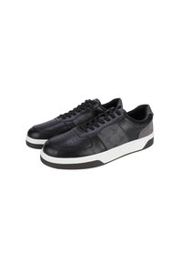 Schwarze Leder-Sneaker mit Perforierungen und einer weißen Gummisohle. Mit einem grauen Wildlederakzent an der Ferse und flachen Schnürsenkeln.