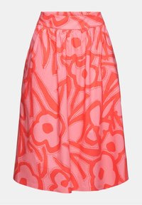 Jupe midi florale en tissu rose avec de grands motifs floraux rouges et des accents à pois. Elle est dotée d'une taille élastique et d'un design plissé.