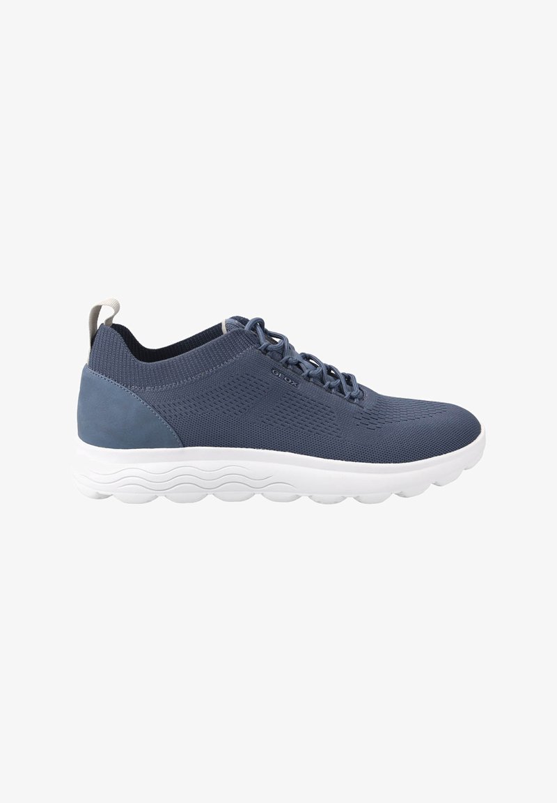 Baskets bleu marine en mesh respirant avec un design texturé, semelle en caoutchouc blanc et accents en suède gris ; elles sont dotées de lacets assortis.