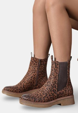 Bottines à imprimé léopard avec une finition en cuir lisse, des panneaux latéraux élastiques et une semelle en caoutchouc texturée. Schéma de couleurs dans des tons neutres de brun.