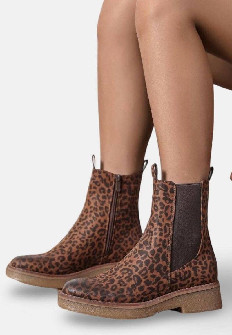 Bottines à imprimé léopard avec une finition en cuir lisse, des panneaux latéraux élastiques et une semelle en caoutchouc texturée. Schéma de couleurs dans des tons neutres de brun.